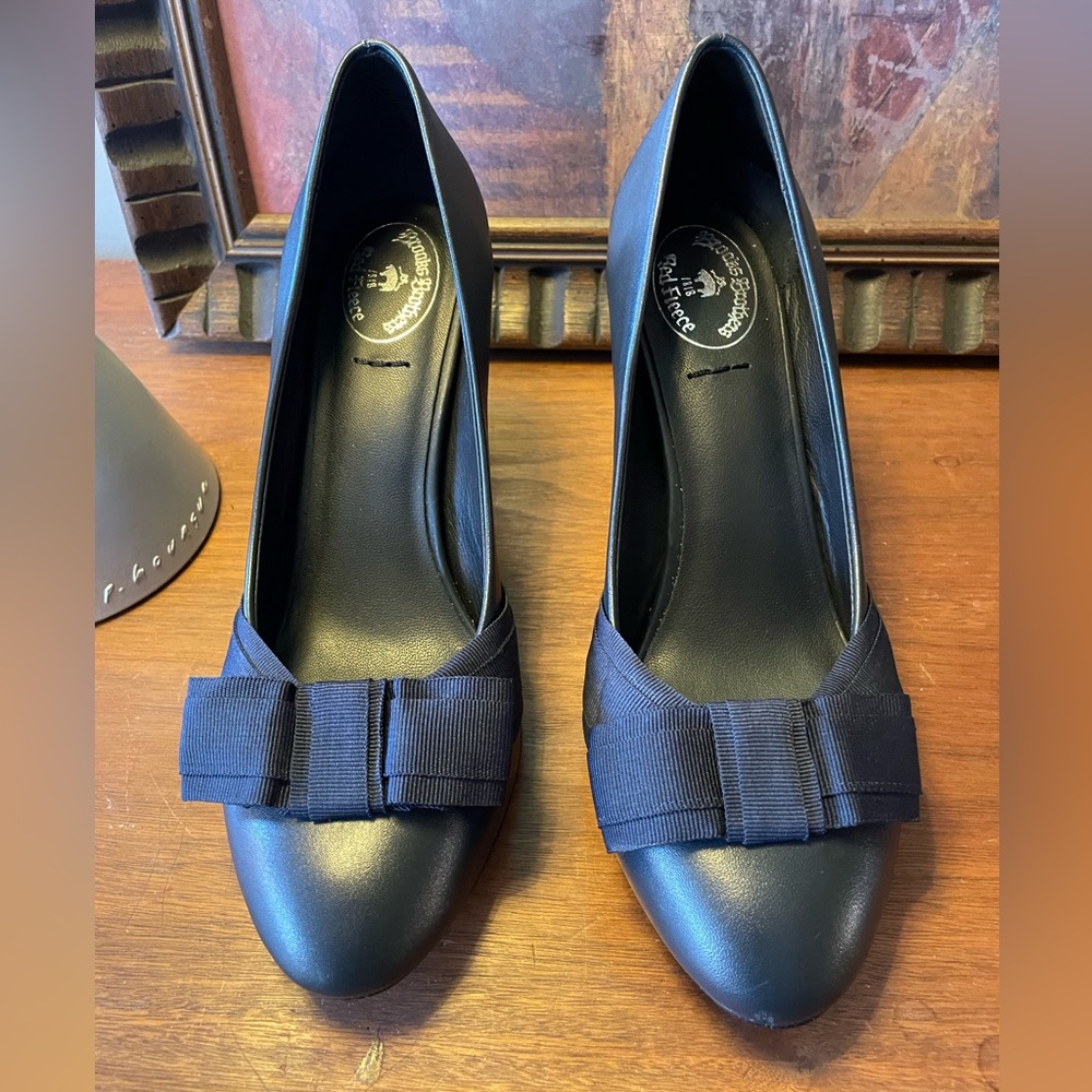 Brooks Brothers Red Fleece Navy Pump Heels - Picture 2 of 9